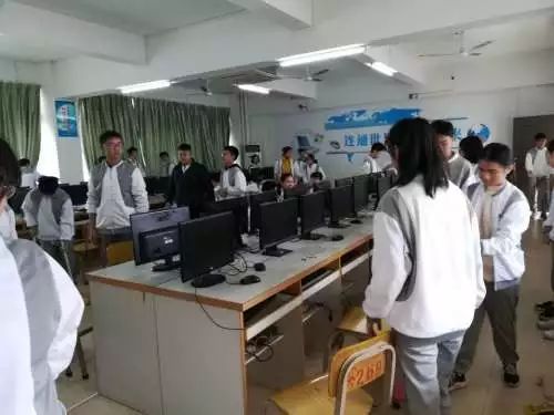 新興縣實驗中學計算機信息技術(shù)課 3D創(chuàng)意設(shè)計與3D打印真實體驗探索